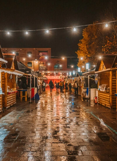 La place de la république à roubaix avec des chalets durable et zéro déchet